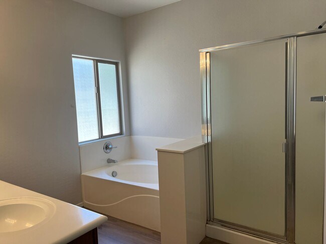 Foto del edificio - 4 bed, 2.5 bath, 1,741 sqft
