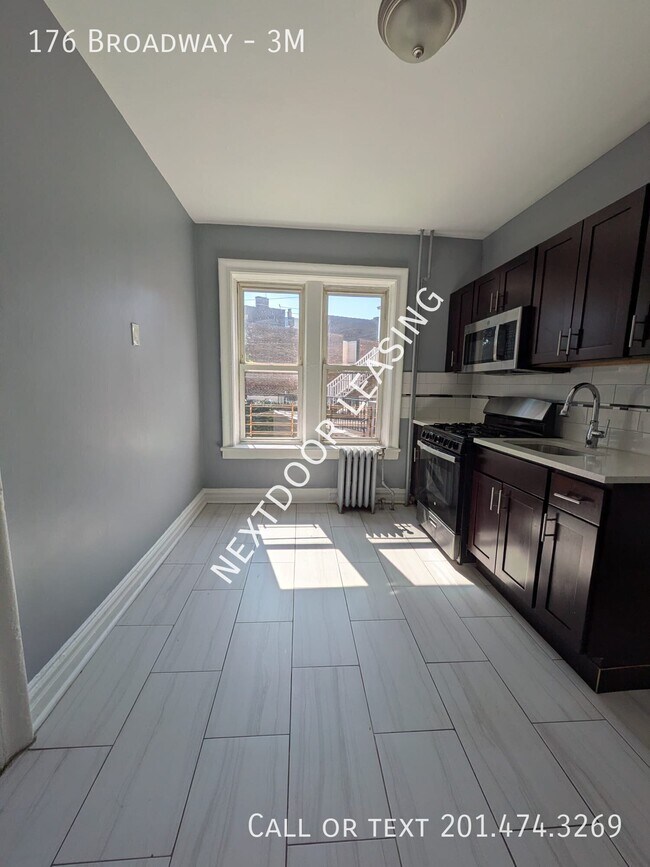 Building Photo - 176 Broadway-3M