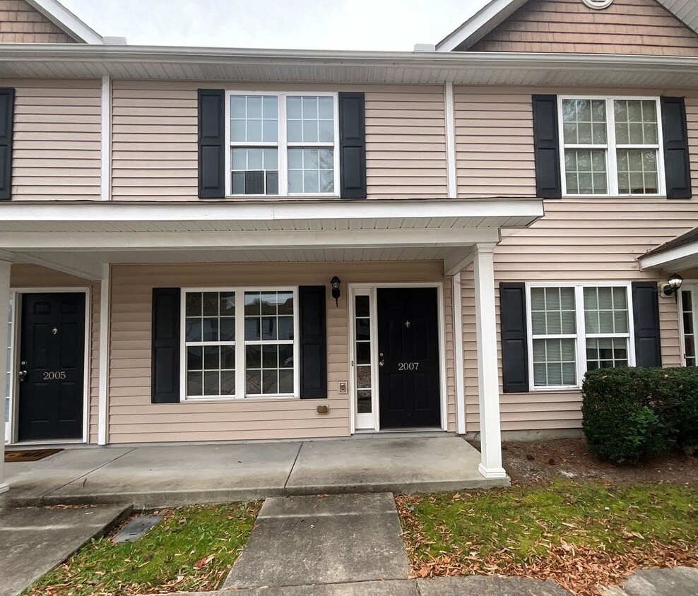 Foto principal - 3 bed 3 bath Townhome -1/2 OFF FIRST FULL ...