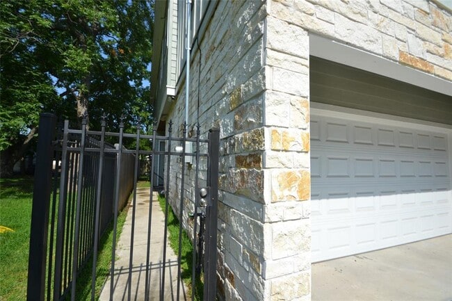 Building Photo - 2707 Hardy St