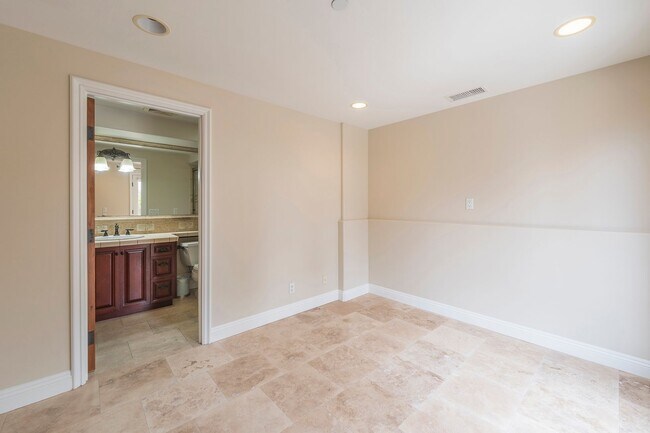 Building Photo - Luxurious Beachside Living in Manhattan Beach