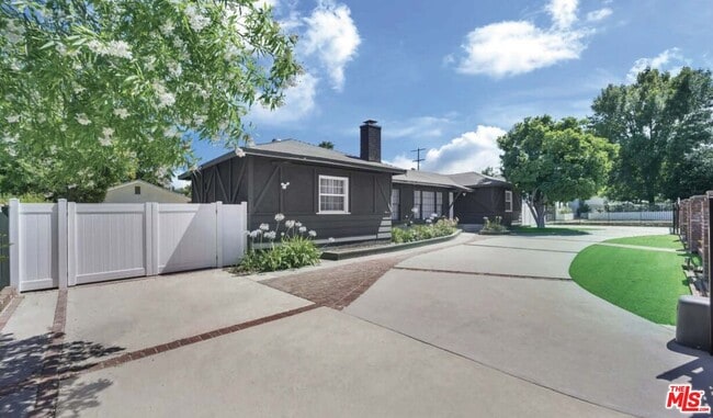 Building Photo - 23046 Leonora Dr