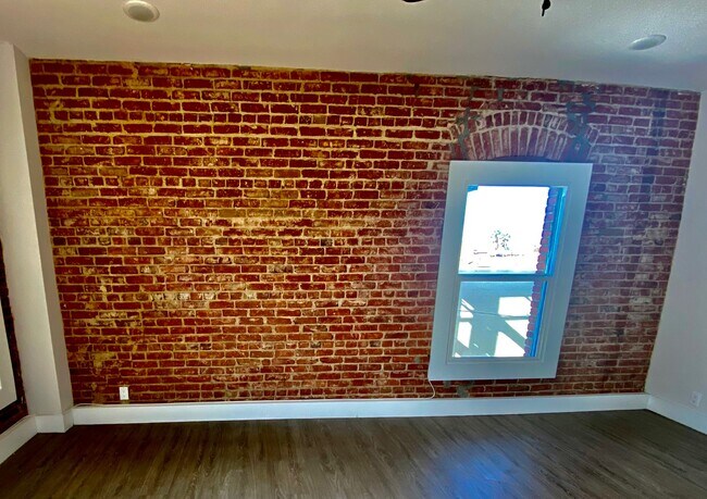Building Photo - 2165 W Washington Blvd