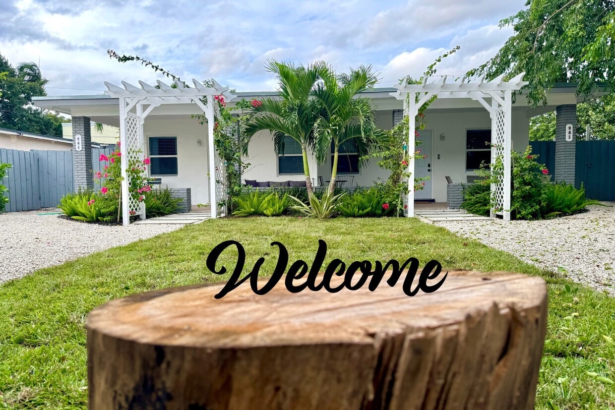 Unit E is on the right side of the duplex - 941 SW 29th St