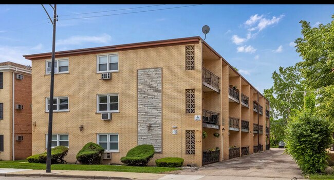 Building Photo - 6464 N Northwest Hwy