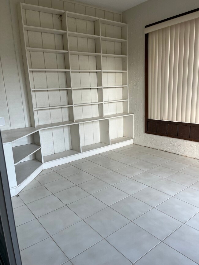 Building Photo - 325 Redwing Way