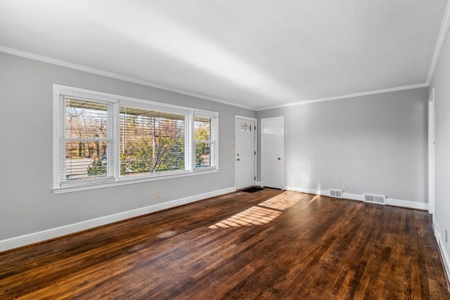 Foto del edificio - Adorable Brick Ranch Home in the Desirable Lindley Park Area!  Updated, Hardwood Floors, Fenced!