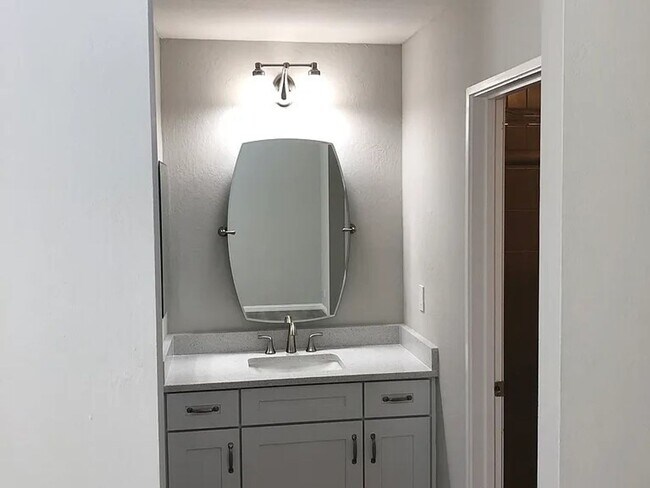 Foto del edificio - SPACIOUS 2BD/2BA CONDO IN ALAMDEA (BAYFARM ISLAND)!!! Available 02/01/2026