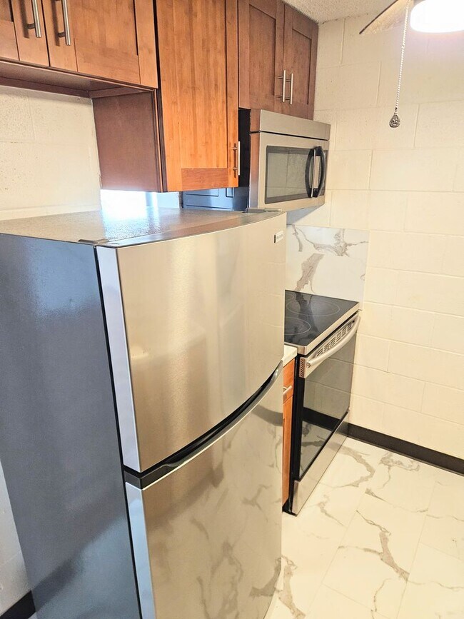 Foto del edificio - Maikiki Studio, 1 Parking Condominium in the Luna-Liho Towers Close to Punahou School