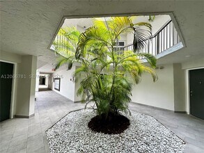 Building Photo - 9427 Fontainebleau Blvd