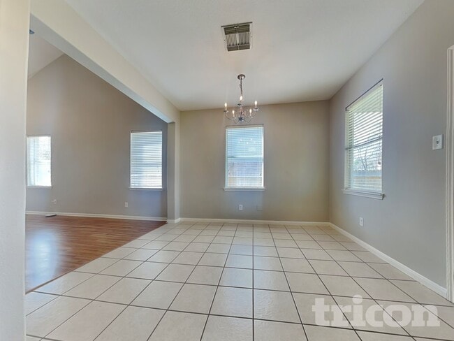 Foto del edificio - 2011 Rycroft Dr