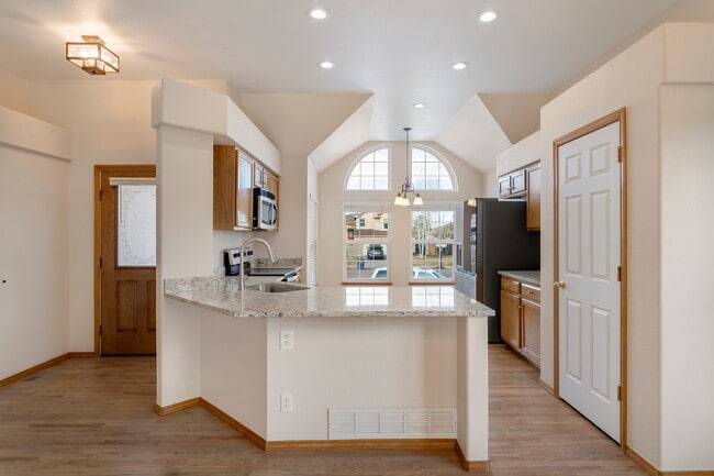 Building Photo - Spacious 5-Bedroom Broadmoor Glen Rancher ...