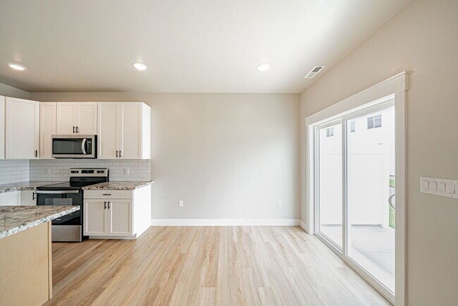Foto del edificio - END UNIT TOWNHOME!!