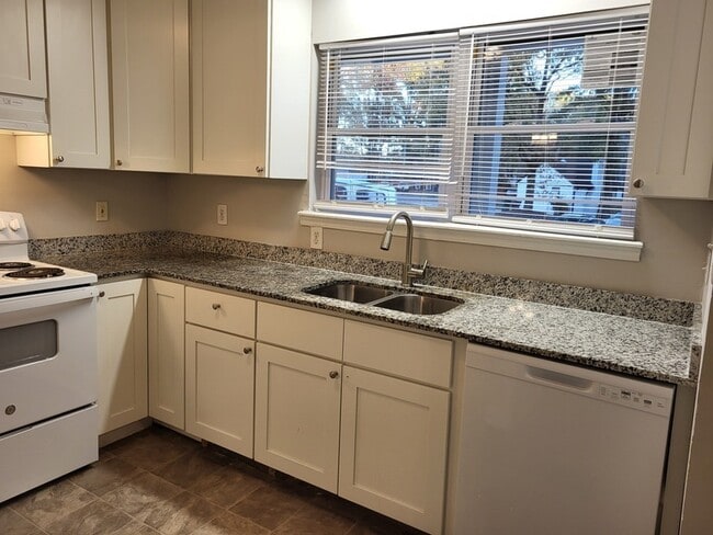 Foto del edificio - 6820 N Ridge Ct