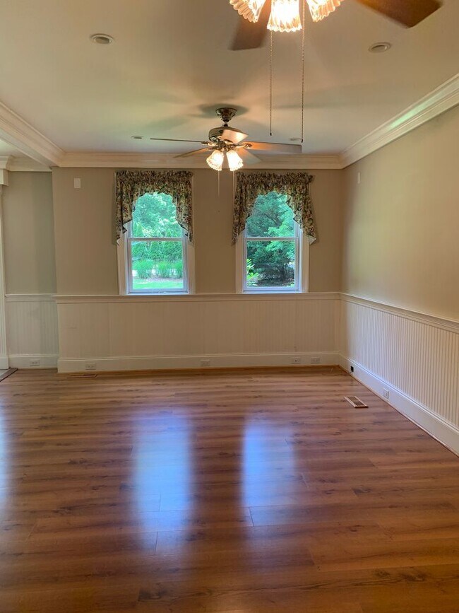 Foto del edificio - 136 W Point Dr