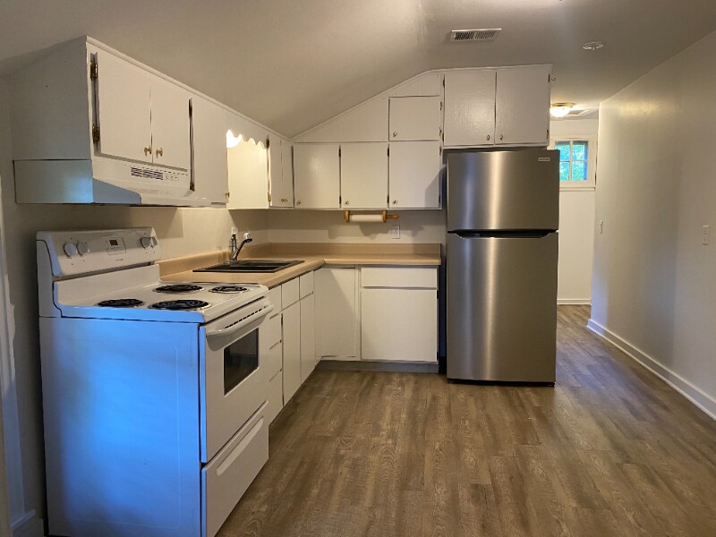 502 W Michigan Ave Unit Apartment B, Marshall, MI 49068 Room for Rent