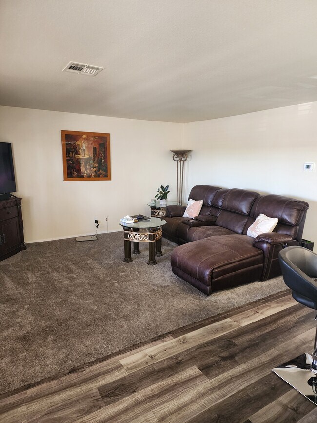 Foto del edificio - 2233 James Bilbray Dr