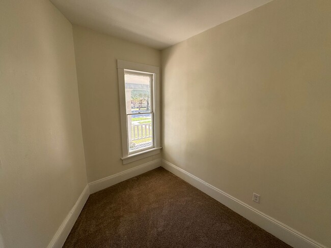 Building Photo - 1825 N Park Pl