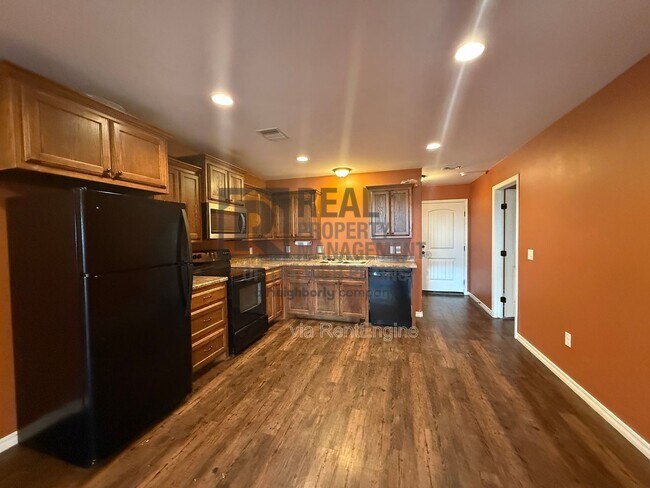 Foto del edificio - 13057 Raymond Rd