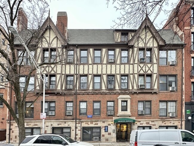 Building Photo - 562 W Arlington Pl