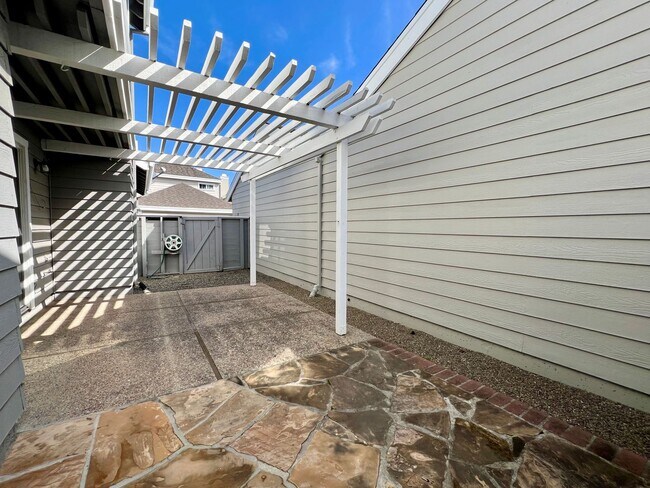 Foto del edificio - 2 Bed/2.5 Bath Home with Pool Access!