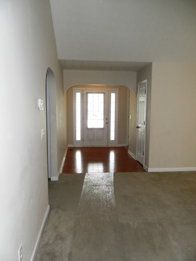 Building Photo - 3 bed 2 bath ranch with full basement!