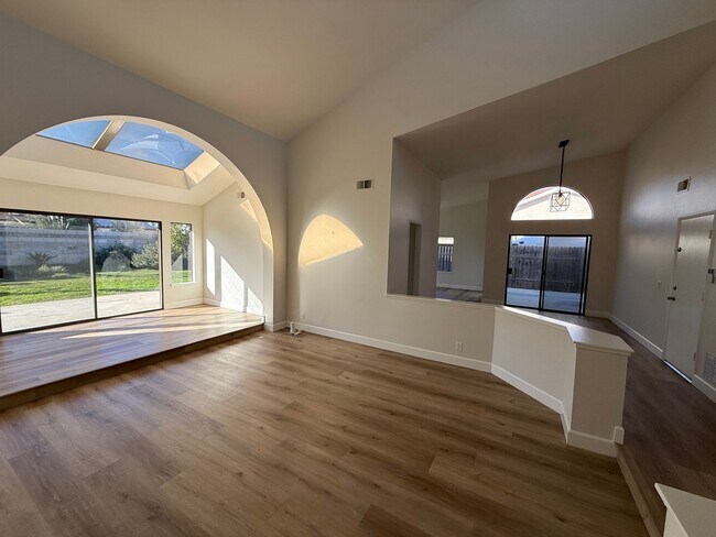 Foto del edificio - 4 Bedroom Single Story Home Available