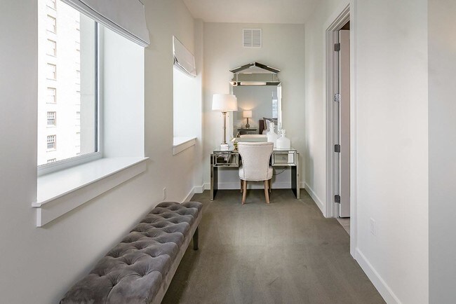 Foto del edificio - The Night YOU Came Home...To Your New 1BR Apt