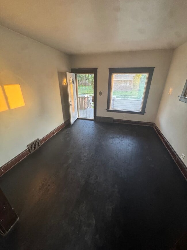 Building Photo - Charming 2-Bedroom Property in Prime Locat...