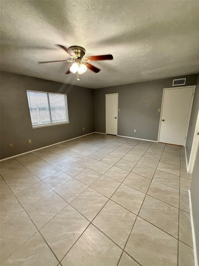 Building Photo - 14650 Lourdes Dr