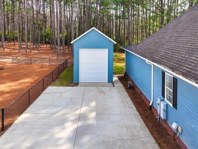 Building Photo - 100 Sweetbriar Lakes Dr