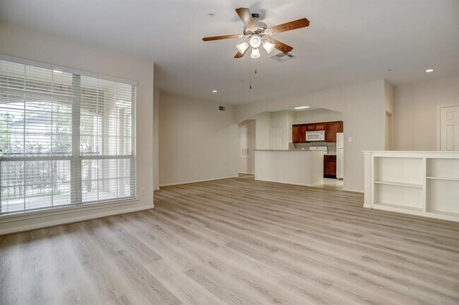 Foto del edificio - 6607 Lake Woodlands Dr