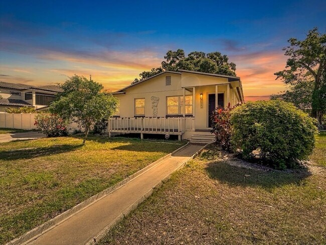 Foto del edificio - Fully Updated and Move-In Ready St. Pete Home – Minutes to Downtown & Beach - 2bed | 1bath