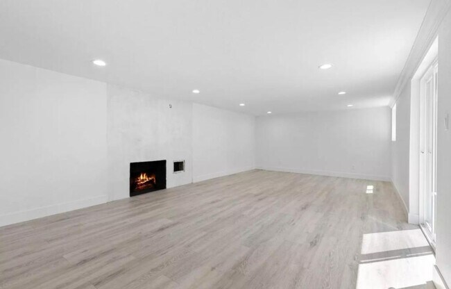 Building Photo - 2124 Scenic Dr