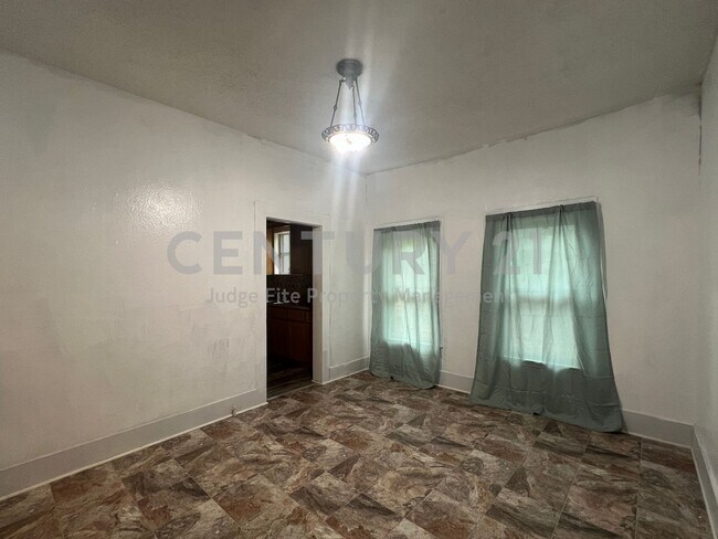 Building Photo - Historic 3/1 in Weatherford For Rent!