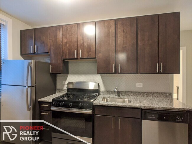Foto del edificio - 705 W Brompton Ave