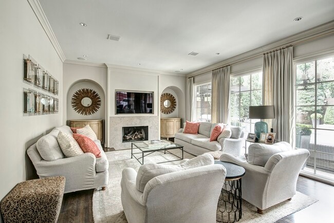 Foto del edificio - 3440 Locke Ln