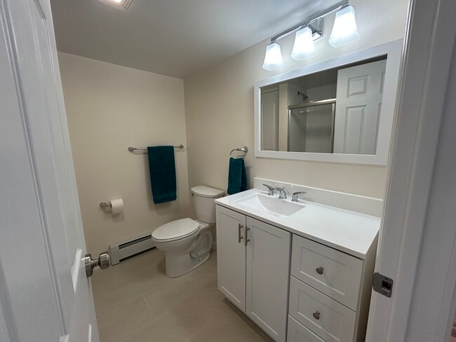 Bathroom - 90 Havemeyer Ln