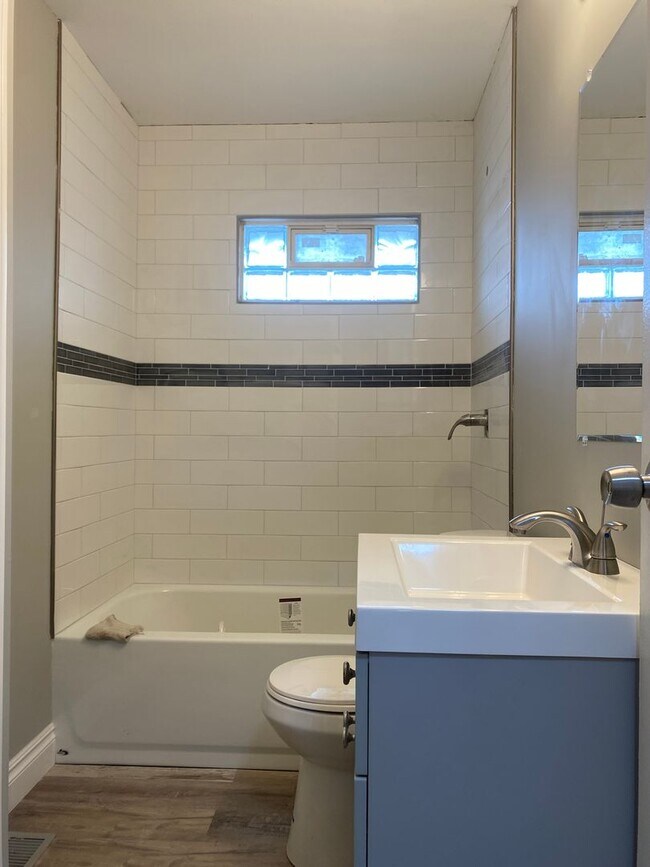 Foto del edificio - Updated 3 Bedroom 1 Bath Home Central Air ...