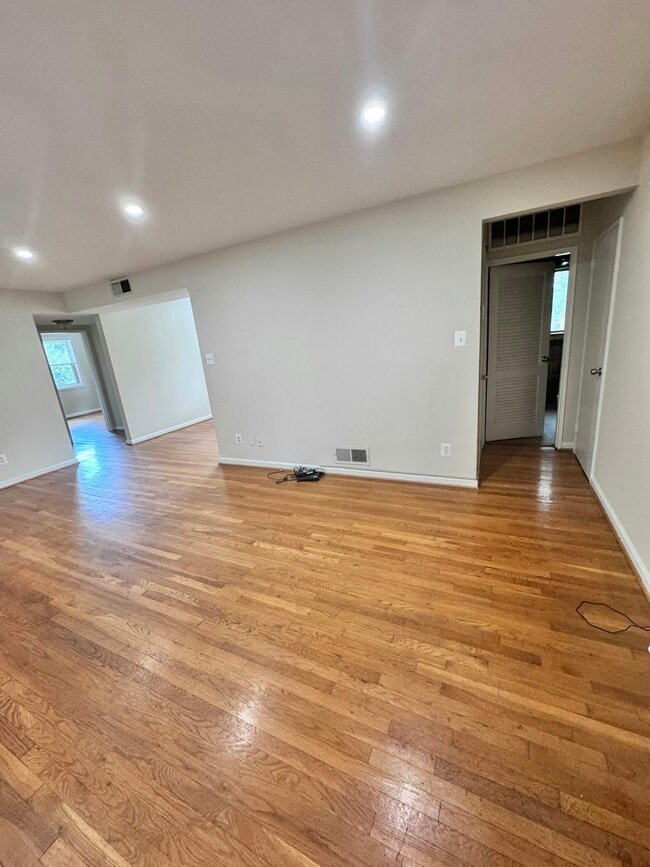 Building Photo - 9424 Adelphi Rd