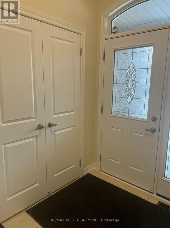 Building Photo - 21 Spruce Pine Cres