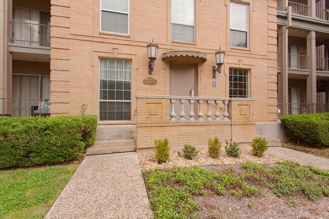 Building Photo - Beautiful Townhome in Alamo Heights!!