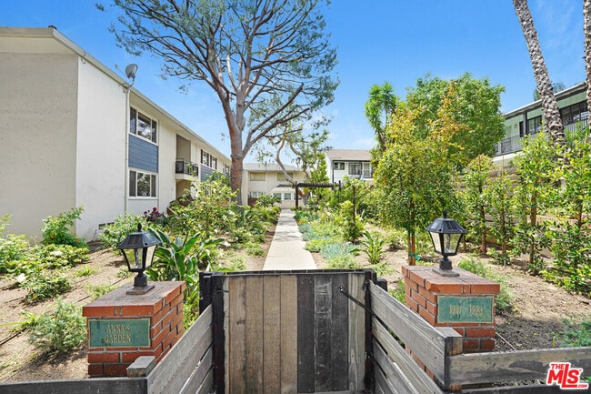 Building Photo - 1219 N Crescent Heights Blvd