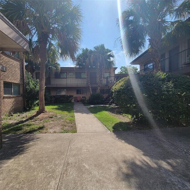 Building Photo - 1530 Heights Blvd