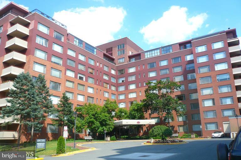Foto principal - 1021 Arlington Blvd