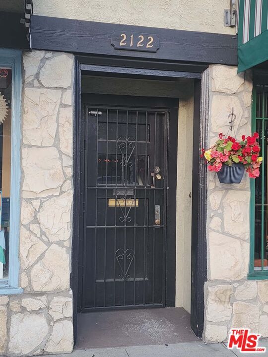 Building Photo - 2122 Hillhurst Ave