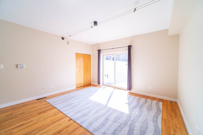 Building Photo - 1060 N Hermitage Ave