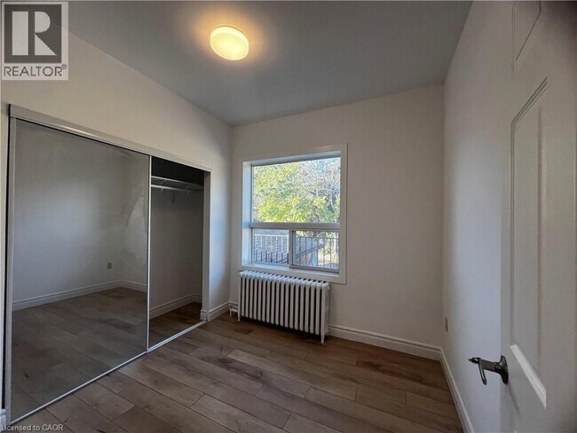 Photo du bâtiment - 804A ST CLAIR Avenue W Unit# 102