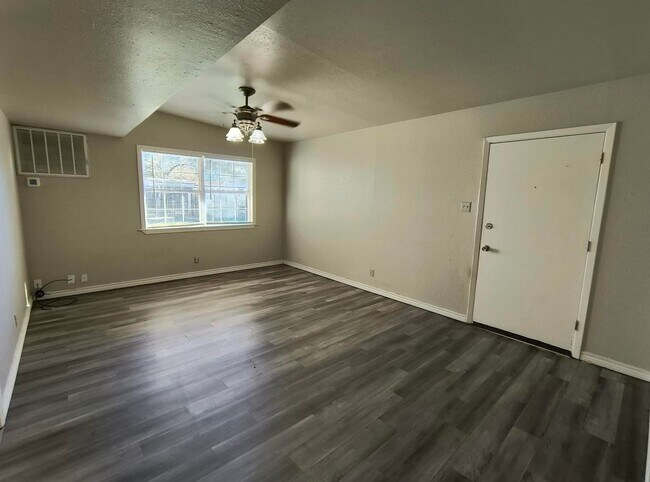 Building Photo - PAY NO SECURITY DEPOSIT! Cozy Three Bedroo...