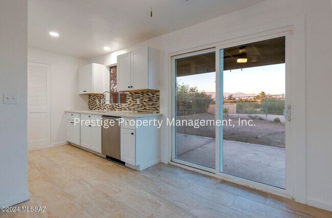 Foto del edificio - Look! This 3/2 Upgraded  East Side Charmer Is What You Have Been Looking For!